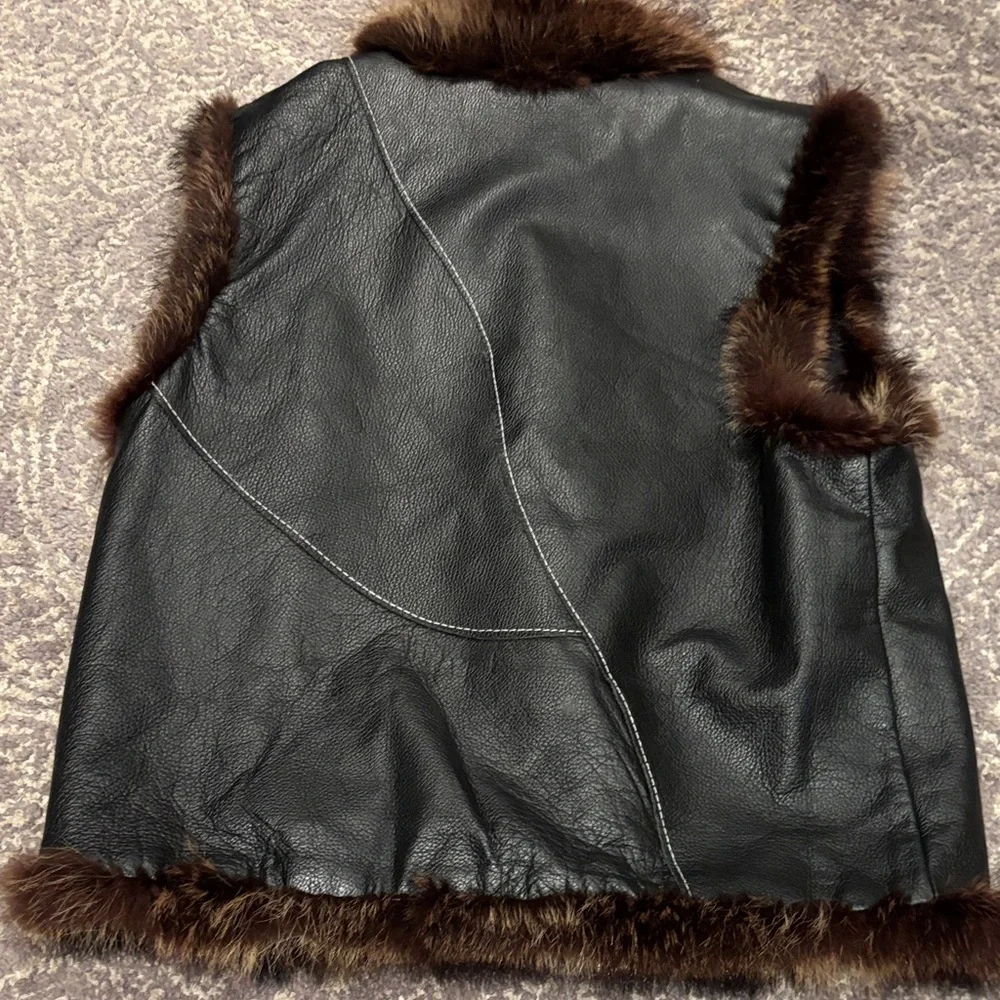 Black 100% Leather Vest with Real Brown Fur Trim in L - Picture 6 of 10